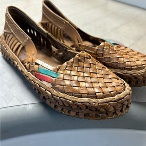 *Never Worn* Mohinders handmade size 5 moccasin style woven shoes, missing tags